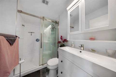 Condo in Miami, Florida, 1 bedroom  № 1696149 - photo 16