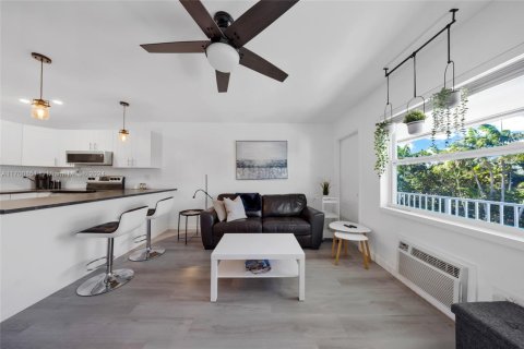 Condo in Miami, Florida, 1 bedroom  № 1696149 - photo 2