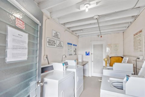 Condo in Miami, Florida, 1 bedroom  № 1696149 - photo 24