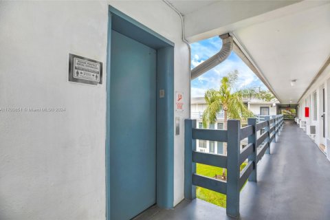 Condo in Miami, Florida, 1 bedroom  № 1696149 - photo 23