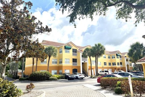 Condo in Seminole, Florida, 2 bedrooms  № 2155997 - photo 2