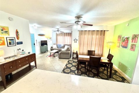 Condo in Seminole, Florida, 2 bedrooms  № 2155997 - photo 9