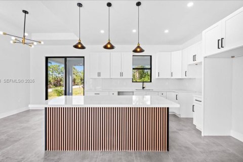 House in Cape Coral, Florida 3 bedrooms, 128.86 sq.m. № 2043200 - photo 3