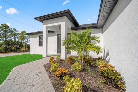 House in Cape Coral, Florida 3 bedrooms, 128.86 sq.m. № 2043200 - photo 2