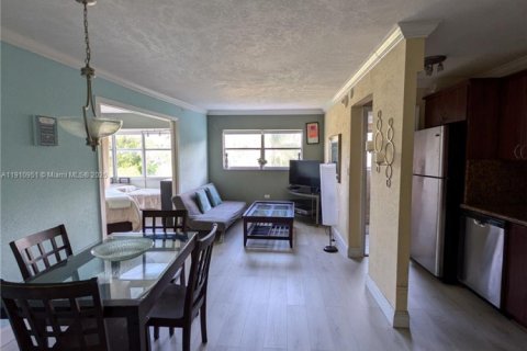 Condo in Miami Beach, Florida, 1 bedroom  № 1966164 - photo 1