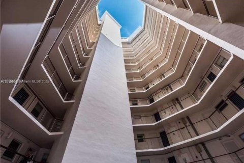 Condo in Miami Beach, Florida, 1 bedroom  № 1966164 - photo 8