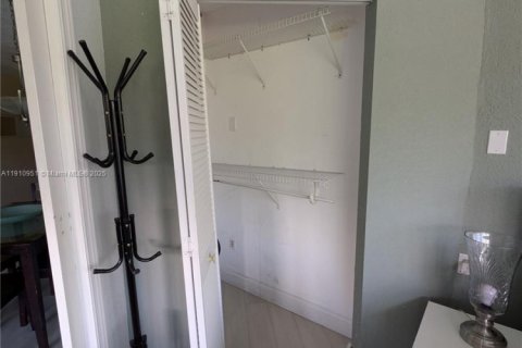 Condo in Miami Beach, Florida, 1 bedroom  № 1966164 - photo 5