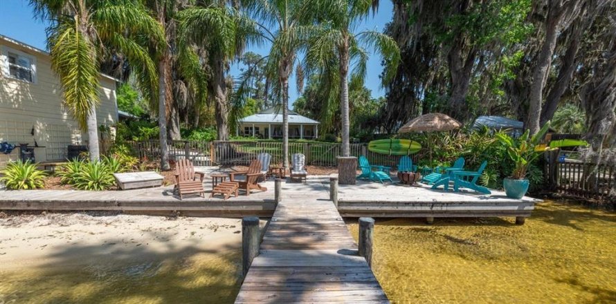 House in Melrose, Florida 3 bedrooms, 240.62 sq.m. № 1745160