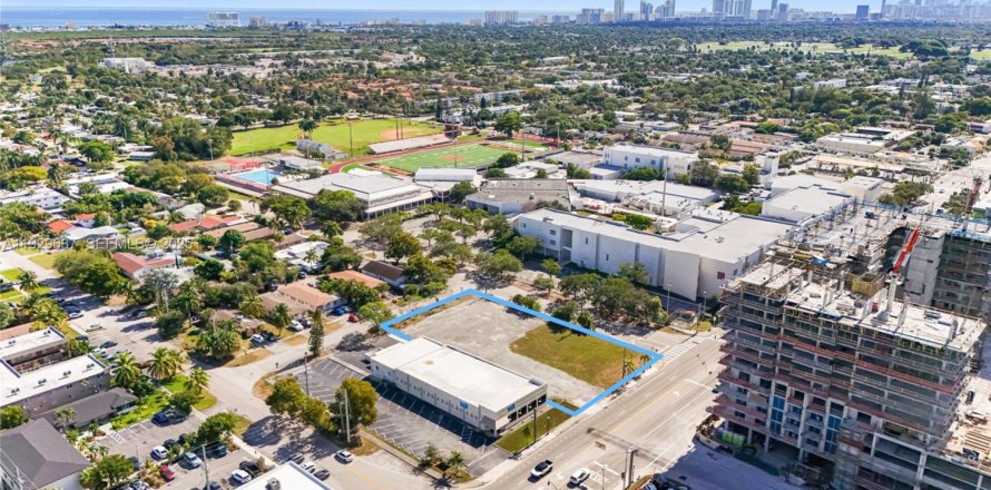 Коммерческая недвижимость в Холливуд, Флорида № 1988624