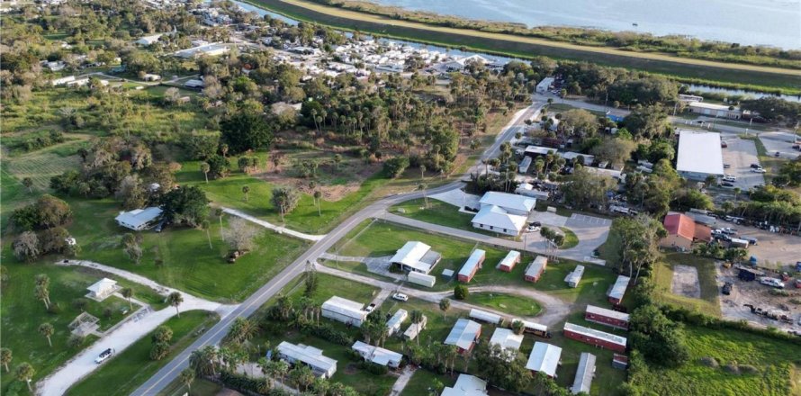 Commercial property in Okeechobee, Florida № 2248478