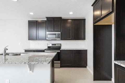 Townhouse in TOWNS AT LAKE MONROE COMMONS in Sanford, Florida 3 bedrooms, 145 sq.m. № 103115 - photo 1