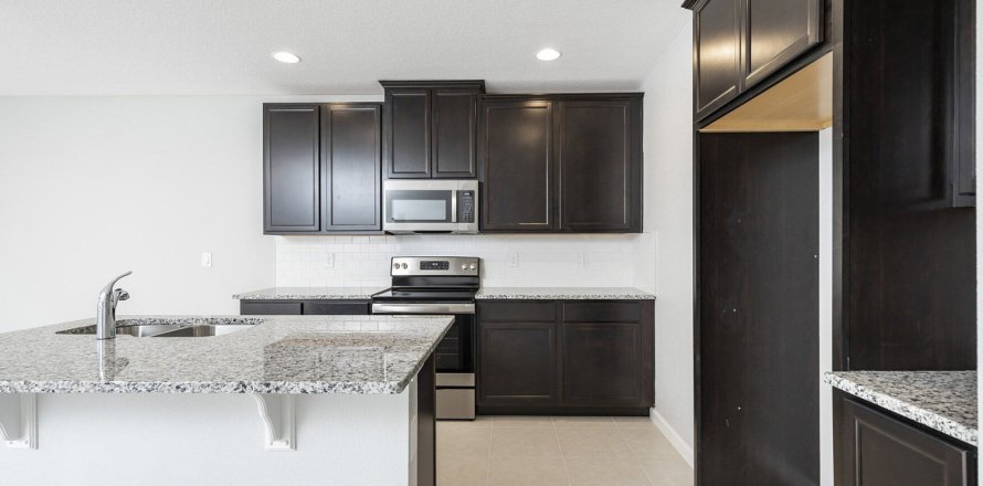Townhouse in TOWNS AT LAKE MONROE COMMONS in Sanford, Florida 3 bedrooms, 145 sq.m. № 103115