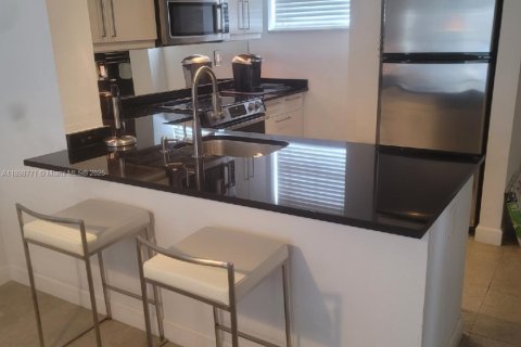 Condo in Miami Beach, Florida, 1 bedroom  № 1970125 - photo 5
