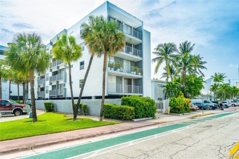 Condo in Miami Beach, Florida, 1 bedroom  № 1970125 - photo 1