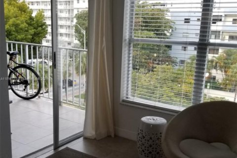 Condo in Miami Beach, Florida, 1 bedroom  № 1970125 - photo 10