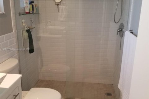 Condo in Miami Beach, Florida, 1 bedroom  № 1970125 - photo 8