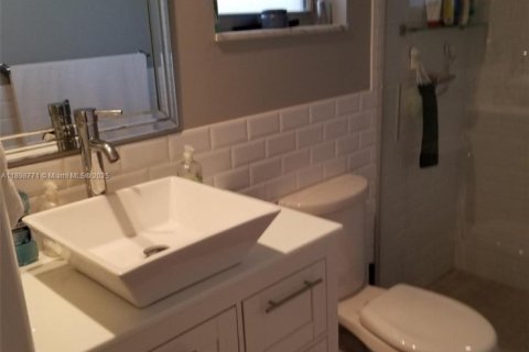 Condo in Miami Beach, Florida, 1 bedroom  № 1970125 - photo 7