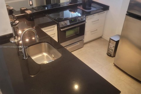 Condo in Miami Beach, Florida, 1 bedroom  № 1970125 - photo 4
