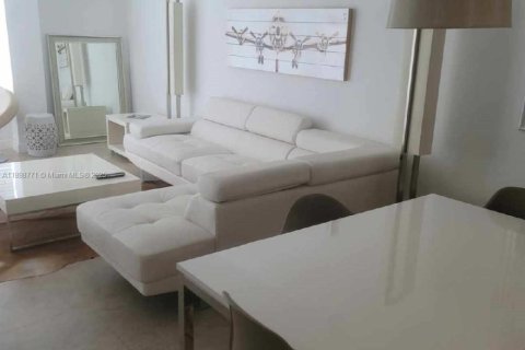 Condo in Miami Beach, Florida, 1 bedroom  № 1970125 - photo 2