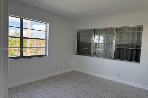 Copropriété à vendre à Hallandale Beach, Floride: 2 chambres, 88.63 m2 № 1836102 - photo 9