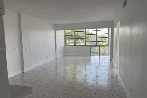 Copropriété à vendre à Hallandale Beach, Floride: 2 chambres, 88.63 m2 № 1836102 - photo 7
