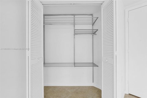 Condo in Miami, Florida, 2 bedrooms  № 1956322 - photo 12