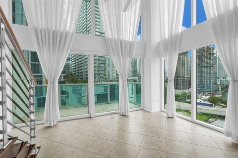 Condo in Miami, Florida, 2 bedrooms  № 1956322 - photo 3