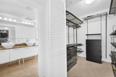 Condo in Miami, Florida, 2 bedrooms  № 1956322 - photo 29