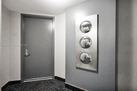 Condo in Miami, Florida, 2 bedrooms  № 1956322 - photo 7