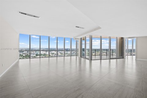 Condo in Miami, Florida, 4 bedrooms  № 2040989 - photo 15