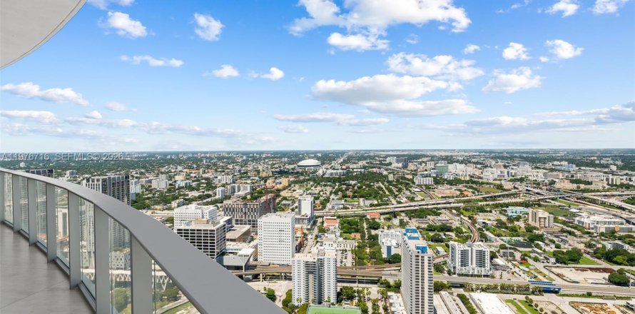 Condo in Miami, Florida, 4 bedrooms  № 2040989