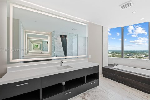 Condo in Miami, Florida, 4 bedrooms  № 2040989 - photo 17