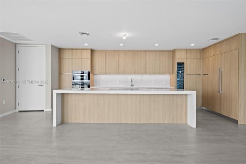 Condo in Miami, Florida, 4 bedrooms  № 2040989 - photo 9