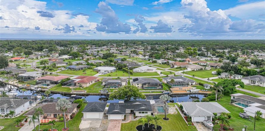 House in Englewood, Florida 2 bedrooms, 168.71 sq.m. № 1894089