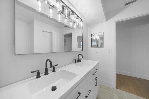 House in Englewood, Florida 2 bedrooms, 168.71 sq.m. № 1894089 - photo 25