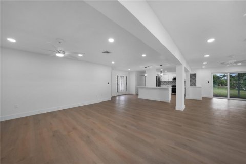 House in Englewood, Florida 2 bedrooms, 168.71 sq.m. № 1894089 - photo 6