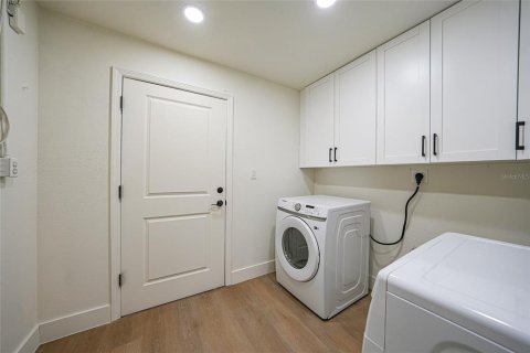House in Englewood, Florida 2 bedrooms, 168.71 sq.m. № 1894089 - photo 29