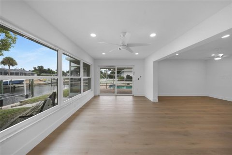 House in Englewood, Florida 2 bedrooms, 168.71 sq.m. № 1894089 - photo 5