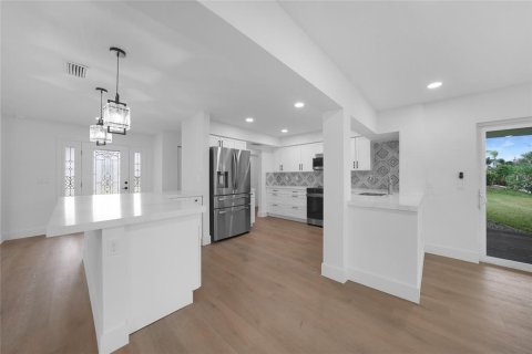House in Englewood, Florida 2 bedrooms, 168.71 sq.m. № 1894089 - photo 10