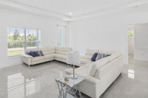 House in Port Charlotte, Florida 3 bedrooms, 155.89 sq.m. № 2166042 - photo 3