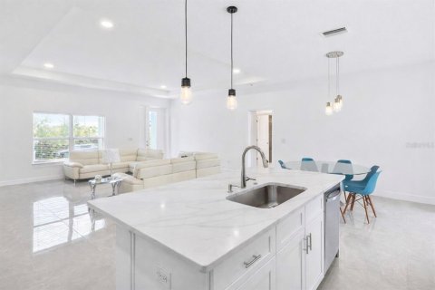 House in Port Charlotte, Florida 3 bedrooms, 155.89 sq.m. № 2166042 - photo 6