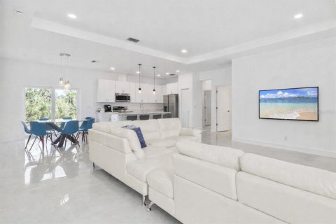 House in Port Charlotte, Florida 3 bedrooms, 155.89 sq.m. № 2166042 - photo 5