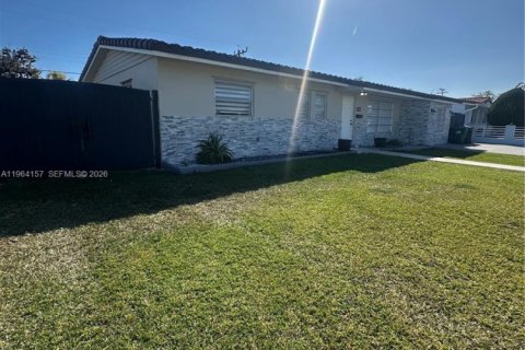 Купить виллу или дом в Майами, Флорида 3 спальни, № 2025971 - фото 2