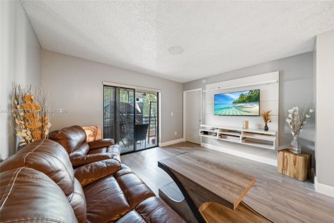 Condo in Miami, Florida, 2 bedrooms  № 2081494 - photo 2