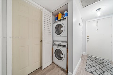 Condo in Miami, Florida, 2 bedrooms  № 2081494 - photo 6