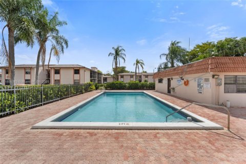 Condo in Miami, Florida, 2 bedrooms  № 2081494 - photo 8