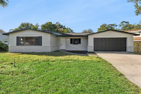 House in Titusville, Florida 4 bedrooms, 158.31 sq.m. № 2420053 - photo 2