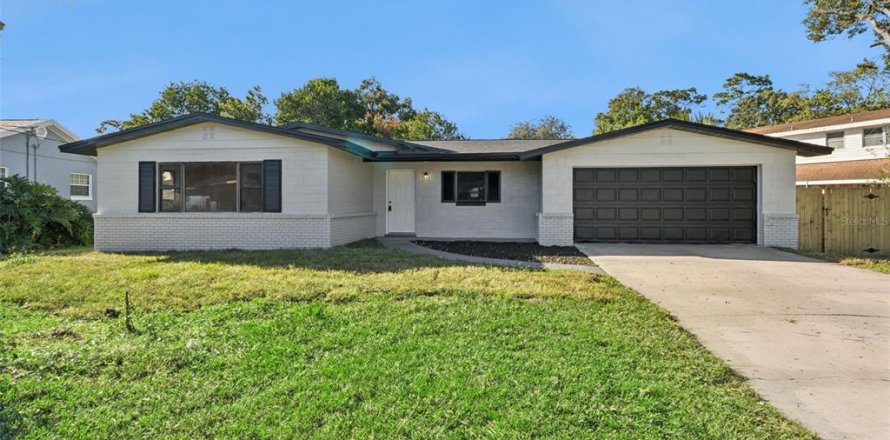 House in Titusville, Florida 4 bedrooms, 158.31 sq.m. № 2420053