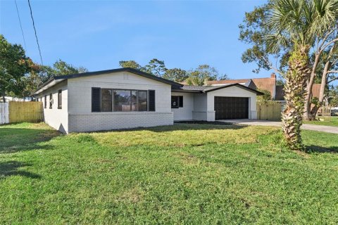 House in Titusville, Florida 4 bedrooms, 158.31 sq.m. № 2420053 - photo 3