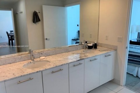 Condominio en alquiler en Miami, Florida, 2 dormitorios, 103.21 m2 № 1953681 - foto 6